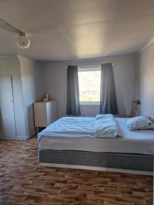 EtnesjøenMadsgård的一间卧室设有一张大床和窗户