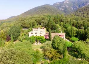 Sales del Llierca坎塞罗拉酒店的享有山景的房屋的空中景致