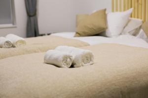 布拉克内尔Impeccable 2-Bed Luxury Apartment in Berkshire的床上的一大堆毛巾