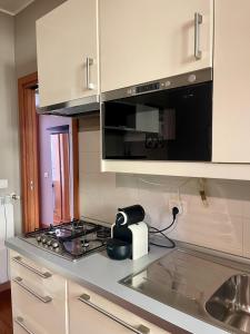 米兰Easy Milano - Rooms and Apartments Navigli的厨房配有炉灶和台面上的烤面包机