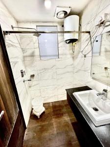 新德里Hotel Siam International的一间带水槽和卫生间的浴室