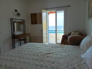 法蒂亚Villa Victoria with Sea View and Two Private Pools的一间卧室设有一张床,享有海景