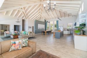 克尼斯纳Super Beachfront views- Executive Villa - 6 bedrooms的客厅配有沙发和桌子