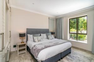 克尼斯纳Super Beachfront views- Executive Villa - 6 bedrooms的一间卧室设有一张大床和一个窗户。