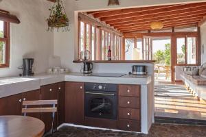 圣地亚哥海滩Casa Los Llanos的客房内的厨房配有炉灶烤箱