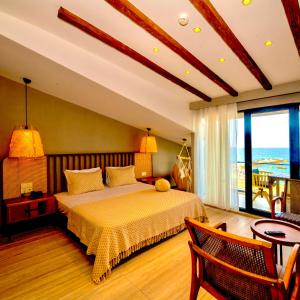 KaraburunVilla Siesta Hotel Istanbul Airport的一间卧室设有一张床,享有海景