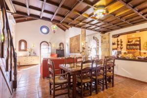 ZagrillaPreciosa casa rural boutique con piscina privada, wifi的厨房以及带桌椅的用餐室。
