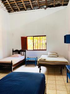 波内洛亚Cacerola Beach House的带两张床和两个窗户的房间