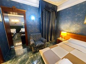 罗马Hotel Positano 2的酒店客房,配有床、椅子和镜子