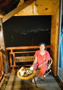 大叻Farm cô chú Tuấn Hà的坐在桌子上的女人