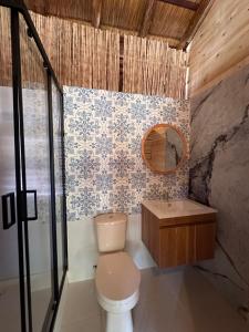 巴尔Cristal Blue Barú的一间带卫生间、水槽和镜子的浴室