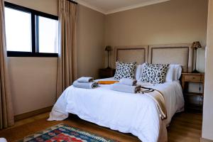 法尔瓦特Summerplace Game Reserve的一间卧室配有一张大床和毛巾