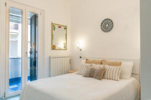 马奥莱Maiori Apartment by Marcel的白色卧室配有一张带枕头的大白色床