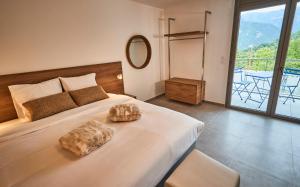罗科比列尔Pure Thermal Residence的一间卧室设有一张大床和大窗户