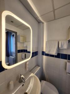 勒阿弗尔Hôtel Le Petit Vatel - Centre ville & Plage的一间带水槽、镜子和卫生间的浴室