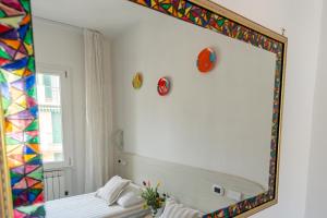 马奥莱Maiori Apartment by Marcel的一张床铺的房间墙上的镜子