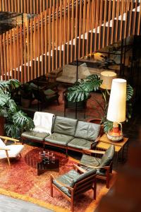 根特Yalo Urban Boutique Hotel Gent的客厅配有沙发和椅子