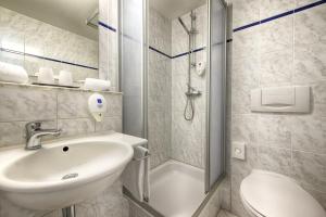 柏林柏林市美森怡居酒店的一间带水槽、淋浴和卫生间的浴室