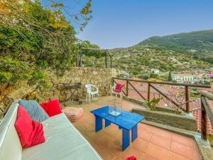 Isola del GiglioCasa Caretta con terrazza panoramica的客厅配有沙发和桌子