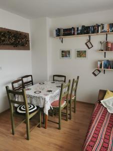 SzczedrzykBiohof Am Turawa-See的一间带桌子和四把椅子的用餐室