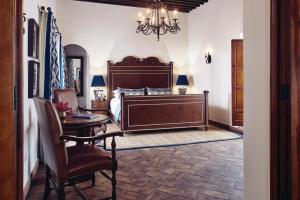 圣米格尔-德阿连德Casa de Sierra Nevada, A Belmond Hotel, San Miguel de Allende的卧室配有1张床、1张桌子和1把椅子