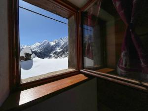 普拉利La casetta的窗户享有雪覆盖的山脉美景