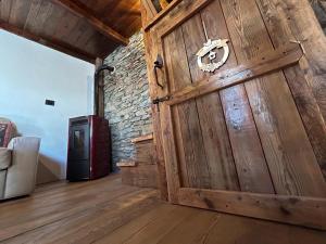 普拉利La casetta的砖墙房间的一个大木门