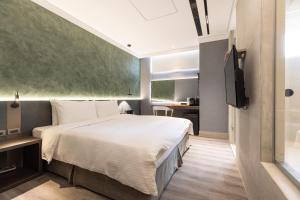 马公绿的旅店的一间卧室配有一张大床和电视