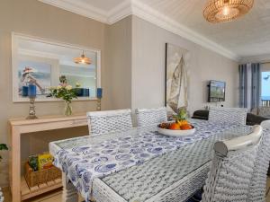 拉姆斯盖特15 Praslin的一间配备有蓝白色桌椅的用餐室