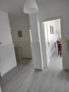 伊扎洛Apartamento Area Pequena Ézaro的一间空房间,走廊上设有一扇敞开的门