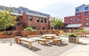 谢菲尔德Cosy Modern Studios at Sheffield 3 located near the University of Sheffield的庭院里一组野餐桌和长凳