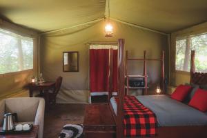 SekenaniDrunken Elephant Mara的帐篷内一间卧室,配有一张床