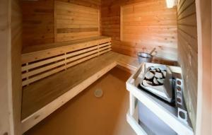 尼布鲁Stuga 5的小木屋内带炉灶的桑拿浴室