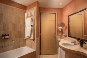 维拉诺瓦博洛尼亚维拉诺瓦NH酒店的带浴缸和盥洗盆的浴室