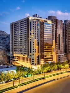 麦加TIME Ruba Hotel & Suites的城市中一座大建筑的 ⁇ 染
