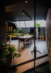 根特Yalo Urban Boutique Hotel Gent的一间用餐室,在房间内配有桌椅