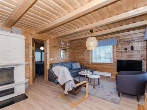 KivilahtiHoliday Home Kultahiekka by Interhome的小木屋客厅配有沙发和电视