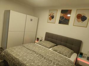 布伦瑞克Brunswick Central Charm: Cozy City Room!的一间卧室配有一张带两个枕头的床