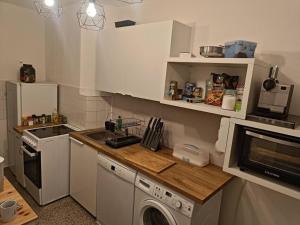 布伦瑞克Brunswick Central Charm: Cozy City Room!的厨房配有洗衣机和微波炉。