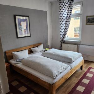 德累斯顿奥勒膳食公寓的卧室设有两张单人床和窗户。