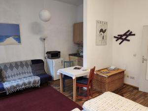 德累斯顿奥勒膳食公寓的客厅配有沙发和桌子