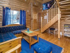 YlämyllyHoliday Home Villa tunturitervakko by Interhome的小木屋客厅配有沙发和楼梯
