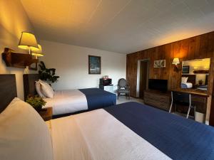 新士麦那海滩夜曲汽车旅馆的酒店客房设有两张床和电视。