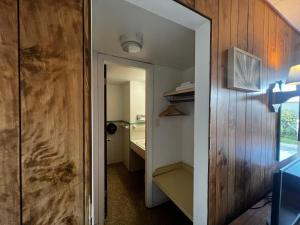 新士麦那海滩夜曲汽车旅馆的小房间设有衣柜和走廊