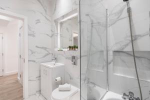 伦敦Welcoming and Spacious Apartment- Excellent Location的带淋浴和卫生间的白色浴室