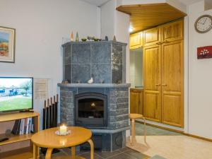 萨利色尔卡Holiday Home Lomariekko 6 b 6 by Interhome的客厅设有石制壁炉和桌子。