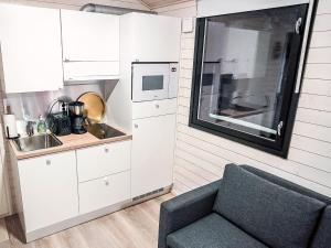 HyrynsalmiHoliday Home Rakkaranta a- lentäjän poika 1 by Interhome的一间带沙发和微波炉的小厨房