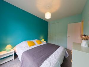 莱马特Holiday Home Parc de la Résidence by Interhome的一间卧室设有一张蓝色墙壁的大床