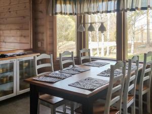 坦佩雷Holiday Home Ketunkolo by Interhome的用餐室配有白色椅子和桌子