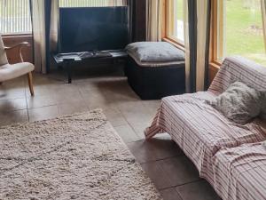 坦佩雷Holiday Home Ketunkolo by Interhome的带沙发和平面电视的客厅
